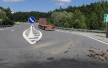 Kamion nedal přednost motorkáři u sjezdu na dálnici D35
